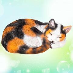 Спящий кот калачиком трехмастный